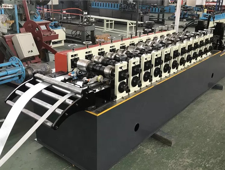 Ελαφρύς μετρητής Keel C U OMEGA Stud And Track Roll Forming Machine Οροφή Τραπέζι Πίεση U Stud C κανάλι