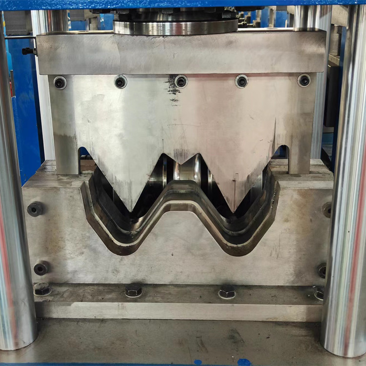 11kw 5.5kw GI Highway Guardrail Roll Forming Machine Cr12Mov Μέσα κοπής με λεπίδα