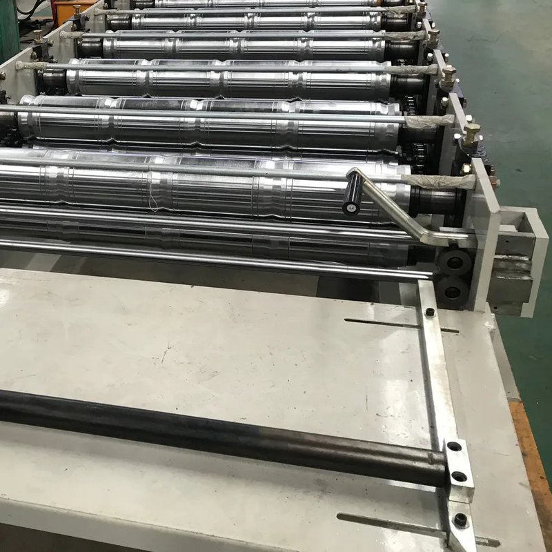Η υψηλή ταχύτητα 840mm ρόλος κεραμιδιών βημάτων που διαμορφώνει τη στέγη μηχανών βερνίκωσε το ρόλο κεραμιδιών διαμορφώνοντας τη μηχανή