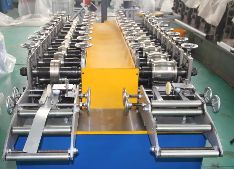 Ελαφρύς μετρητής Keel C U OMEGA Stud And Track Roll Forming Machine Οροφή Τραπέζι Πίεση U Stud C κανάλι