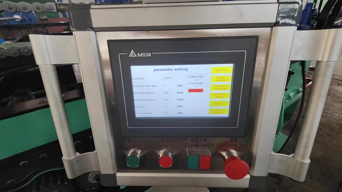 Ελεγχόμενο από PLC κόψιμο σε μήκος και διαχωρισμός γραμμής ισοπέδωσης με κινητήρα σχηματισμού 4KW 0,3-4mm