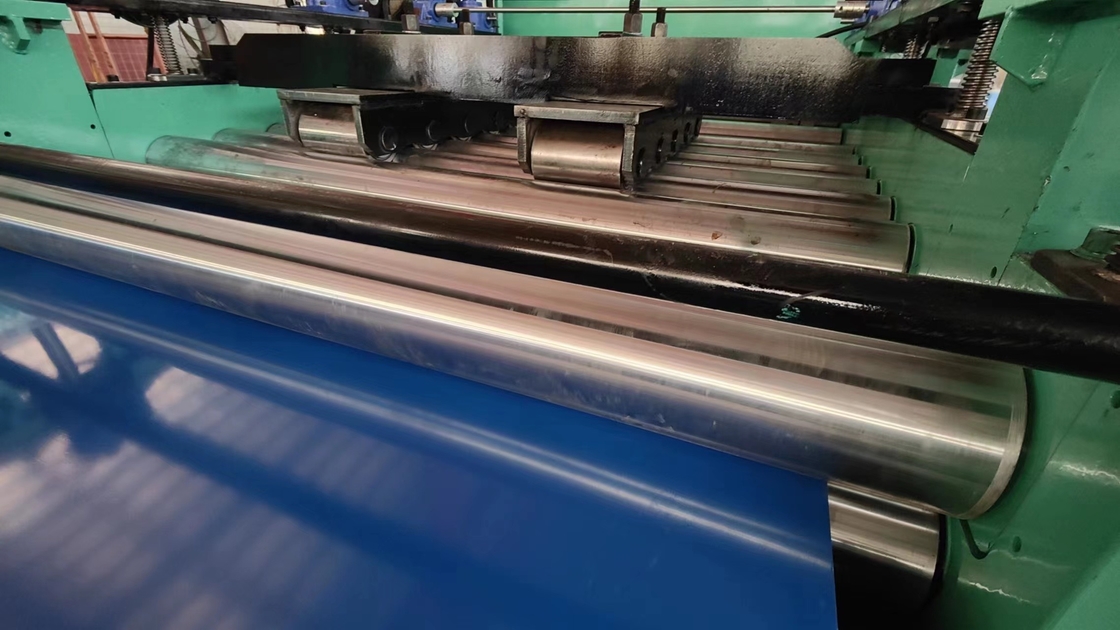 Ελεγχόμενο από PLC κόψιμο σε μήκος και διαχωρισμός γραμμής ισοπέδωσης με κινητήρα σχηματισμού 4KW 0,3-4mm