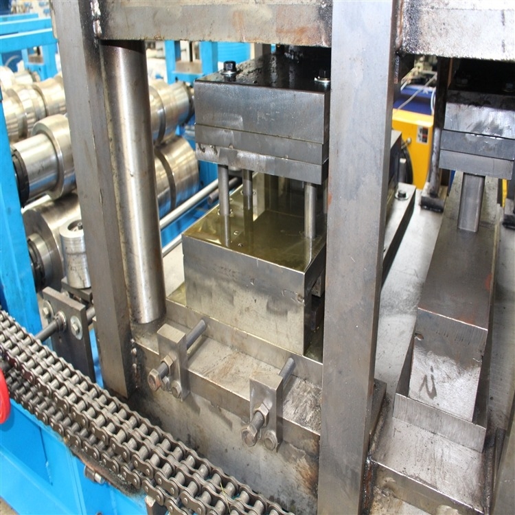 18-26 Σταθμός Ψυχρό Ζυγισμένο Ατσάλι Πίνακα Roll Forming Machine με υδραυλική κοπή